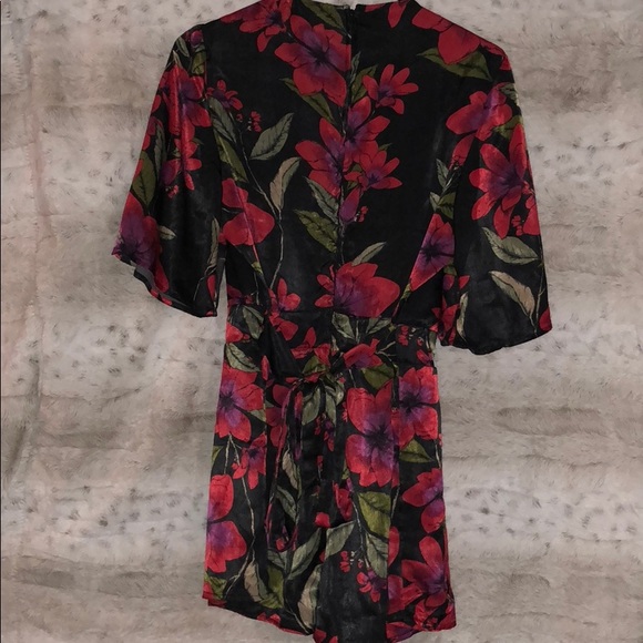 floral romper (fits like a medium) - Picture 2 of 3